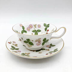 ss7853　 ウェッジウッド カップ＆ソーサー 2客セット ワイルドストロベリー WEDGWOOD ティーカップ WILD STRAWBERRY 白地 洋食器 花 苺 イチゴ 紅茶 陶磁器 ティーカップ 中古の画像