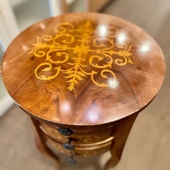 クラッシック ラウンドテーブル 象嵌 猫脚 サイドチェスト インレイ イタリア アンティーク 調 インテリア アクセント テーブル 木製 サイドテーブル 引出し 引き出し クラシック Italy Round Table Inlay Carved Antique Styleの画像