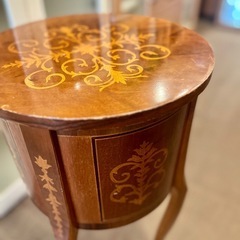 クラッシック ラウンドテーブル 象嵌 猫脚 サイドチェスト インレイ イタリア アンティーク 調 インテリア アクセント テーブル 木製 サイドテーブル 引出し 引き出し クラシック Italy Round Table Inlay Carved Antique Styleの画像