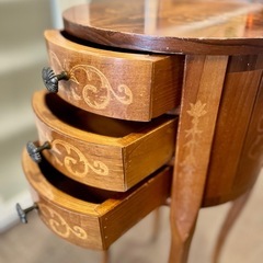 クラッシック ラウンドテーブル 象嵌 猫脚 サイドチェスト インレイ イタリア アンティーク 調 インテリア アクセント テーブル 木製 サイドテーブル 引出し 引き出し クラシック Italy Round Table Inlay Carved Antique Styleの画像