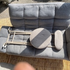 2人用カウチンソファと椅子のセットの画像