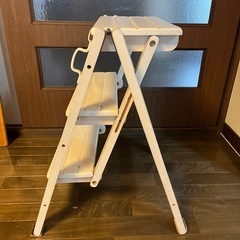 【引き取り予定者決まりました】無料　木製　脚立　3段　白の画像