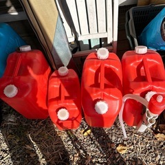 2021年背コロナストーブ灯油缶5個の画像