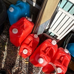 2021年背コロナストーブ灯油缶5個の画像