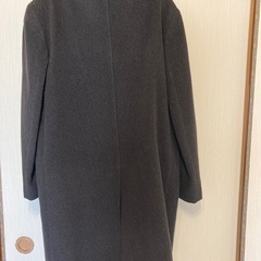 メンズダークグレーロングコートの画像