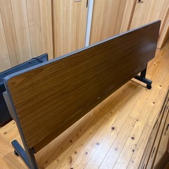 折りたたみのできる机の画像