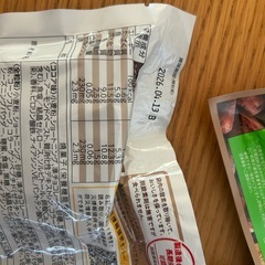 お菓子(保存食)、テーブル、ゴミ箱の画像