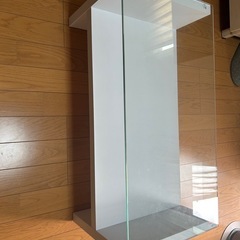 お菓子(保存食)、テーブル、ゴミ箱の画像