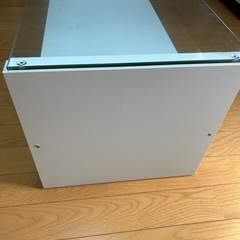 お菓子(保存食)、テーブル、ゴミ箱の画像