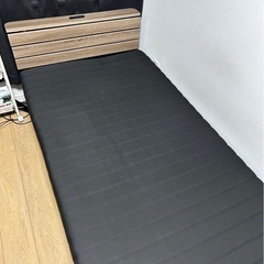 ニトリ 木製シングルベットフレーム&黒マットレスセット　コンセント付きの画像