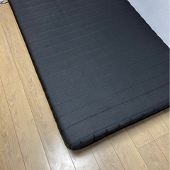 ニトリ 木製シングルベットフレーム&黒マットレスセット　コンセント付きの画像