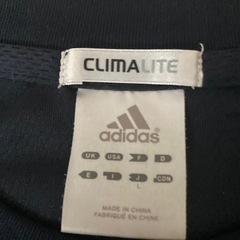 adidasロングシャツの画像