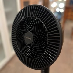サーキュレーター　24年製 サーキュレーター アイリスオーヤマ　黒　黒色　ブラック　省エネ　IRIS OHYAMA　循環器　冷暖房 効率　DCモーター　風量調整　タイマー付き　リモコン 付き　インテリア家電　送風　上下左右首振り　fan　air circulator　electric fan　oscillating fan　silent fan　desk fan　floor fanの画像