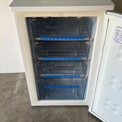 2020年製　冷凍庫ストッカー　 ホワイト ストライプ ACF-110E 　1ドア ／右開きタイプ ／100L　動作OKの画像