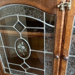 三越ブルージュ　三越家具　飾り棚　シェルフ　ガラス扉のエッチングが美しい　しっかりしたアンティークの画像