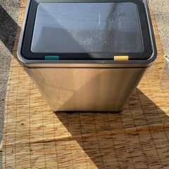 Amazonベーシック ゴミ箱 2分別 2×15L つや消しステンレスの画像