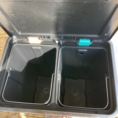 Amazonベーシック ゴミ箱 2分別 2×15L つや消しステンレスの画像