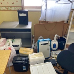 机、いす、シュレッダー等の画像