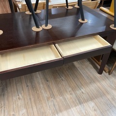 ダイニングテーブルの画像