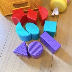 かわいい色味の型はめとマカロンのおもちゃの画像