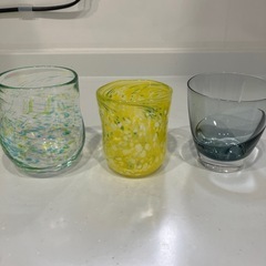 【11月末処分予定】ガラス製コップ　プラスチックボール　などの画像