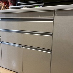 食器棚、キッチンカウンターの画像