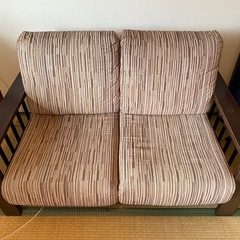 値下げ　ソファ　2人用　木製フレーム　サイドシェルフ付きの画像