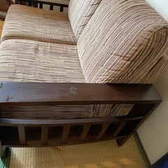 値下げ　ソファ　2人用　木製フレーム　サイドシェルフ付きの画像