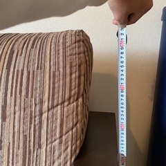 値下げ　ソファ　2人用　木製フレーム　サイドシェルフ付きの画像