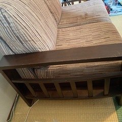 値下げ　ソファ　2人用　木製フレーム　サイドシェルフ付きの画像