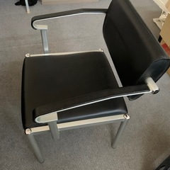 シンプルでスタイリッシュなブラウンの 木製デスク。幅160cm×縦60cm×高さ 72cmの画像