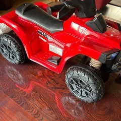 子供用電動くるま（充電式自動車の乗り物）の画像