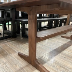 ダイニングテーブルの画像