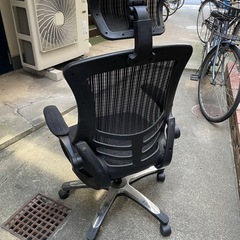 【中古・美品】メッシュオフィスチェア ヘッドレスト付き ノーブランド ハイバック 通気性◎ 可動式アームレスト の画像