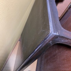 木製のローテーブル3台、衣類や小物を掛けられるハンガーラッの画像