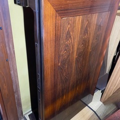 木製のローテーブル3台、衣類や小物を掛けられるハンガーラッの画像