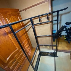 木製のローテーブル3台、衣類や小物を掛けられるハンガーラッの画像