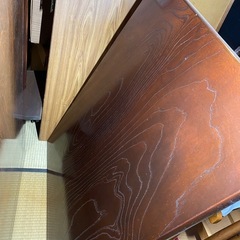 木製のローテーブル3台、衣類や小物を掛けられるハンガーラッの画像