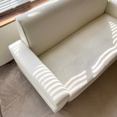【０円】白ソファ　2人掛け　収納付きの画像
