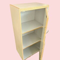 【無料】棚 扉つき3段、ラック、収納棚、本棚、衣装ケースの画像