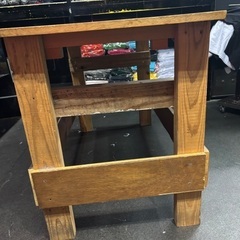 木製テーブルの画像