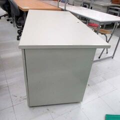 PLUS オフィスデスク 事務机 片袖 幅140cm カギ付き グレー系 オフィス家具 事務所 苫小牧西店の画像