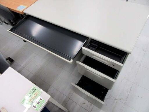 PLUS オフィスデスク 事務机 片袖 幅140cm カギ付き グレー系 オフィス家具 事務所 苫小牧西店