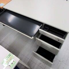 PLUS オフィスデスク 事務机 片袖 幅140cm カギ付き グレー系 オフィス家具 事務所 苫小牧西店の画像