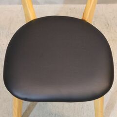 大川の家具メーカー株式会社サンのマリヤ ダイニングチェア 2脚セットです。温もりを感じるデザインが、お部屋全体を明るく和やか雰囲気にしてくれる木製椅子。お手入れが簡単なPVCの座面で使い勝手抜群です！の画像
