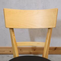 大川の家具メーカー株式会社サンのマリヤ ダイニングチェア 2脚セットです。温もりを感じるデザインが、お部屋全体を明るく和やか雰囲気にしてくれる木製椅子。お手入れが簡単なPVCの座面で使い勝手抜群です！の画像