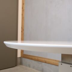 Dinos(ディノス)の丸型昇降テーブルです。リビングでもダイニングでも使える高さ調整可能なリフティングテーブル。在宅ワークやPCデスクとしても◎の画像