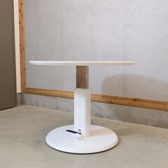 Dinos(ディノス)の丸型昇降テーブルです。リビングでもダイニングでも使える高さ調整可能なリフティングテーブル。在宅ワークやPCデスクとしても◎の画像