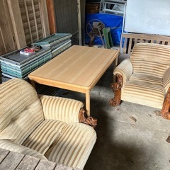 レトロな重厚なソファの画像