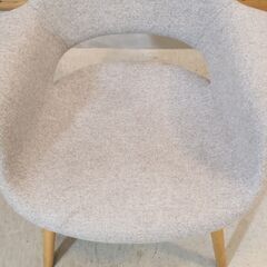 Vitra(ヴィトラ)よりコンパクトで快適な読書用チェアとして開発されたオーガニックチェアです。イームズ＆サーリネンによってデザインされた名作椅子。包み込まれるような快適な座り心地です♪の画像